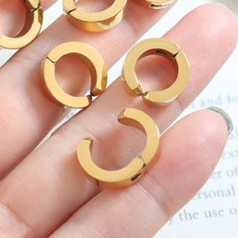 ゴールドアクセサリー イヤリング 洗練された輝きのフープイヤリング