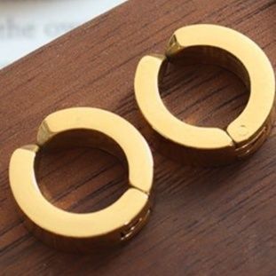 ゴールドアクセサリー イヤリング 洗練された輝きのフープイヤリング
