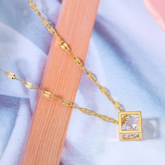 ゴールドアクセサリー ネックレス 光彩立方体 ネックレス