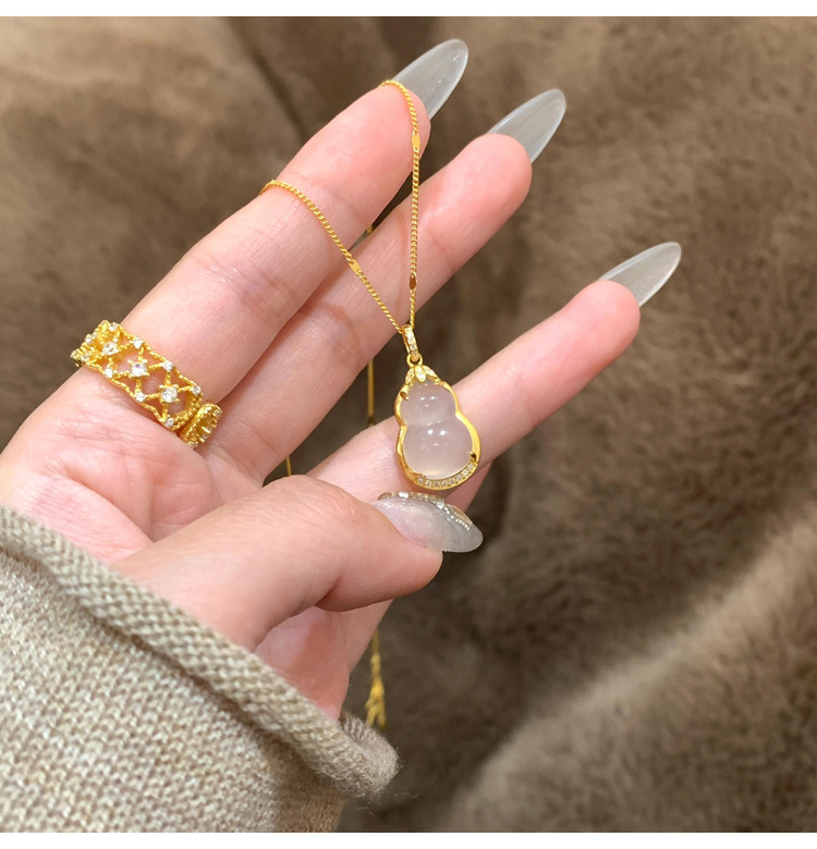 ゴールドアクセサリー レディース 淡雪桜輝きひょうたんネックレス