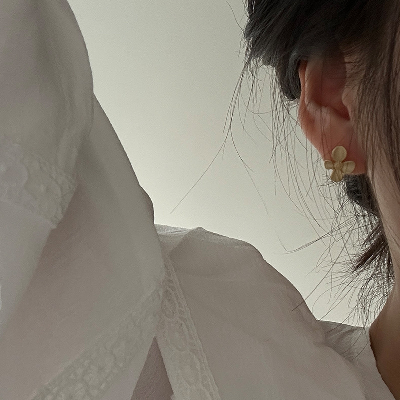 ゴールドアクセサリー レディース 小花モチーフのシンプルピアス