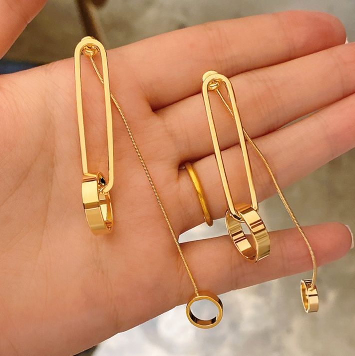 ゴールドアクセサリー 揺れる輪舞ロングピアス