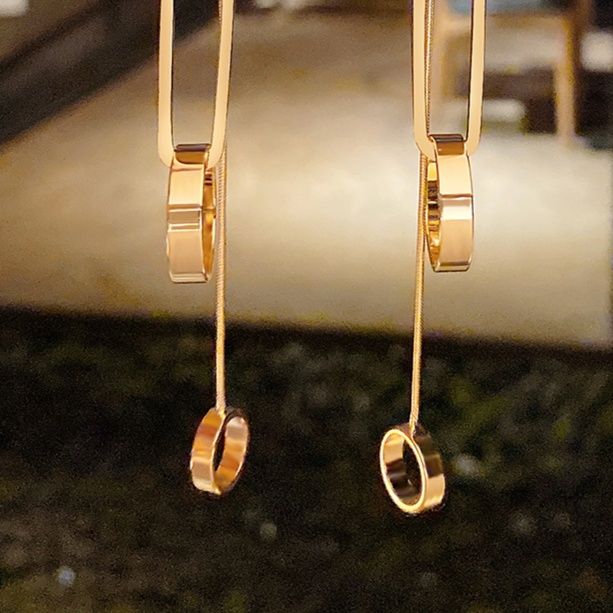 ゴールドアクセサリー 揺れる輪舞ロングピアス
