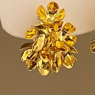 ゴールドアクセサリー 花束の輝き 立体感ある小花ピアス