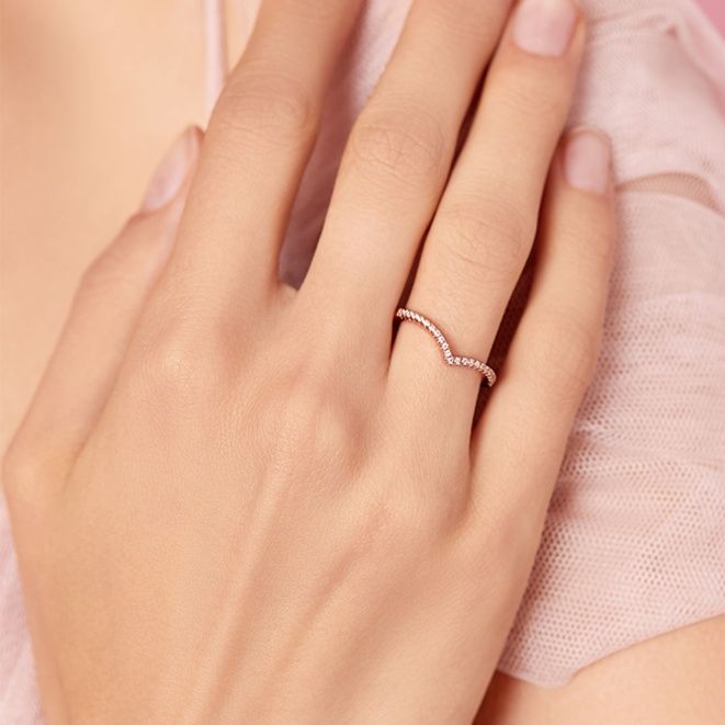 ゴールドアクセサリー Vラインの輝き 指輪