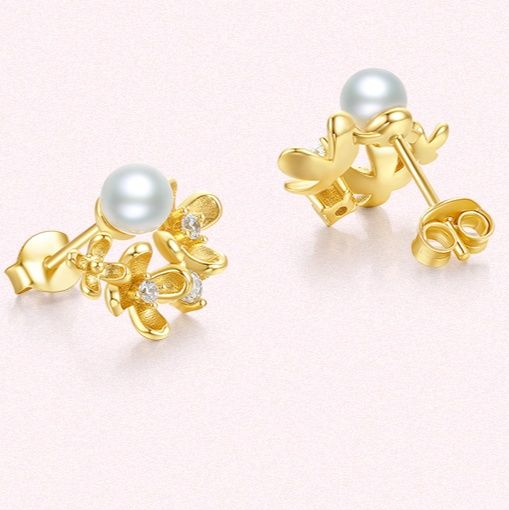 ゴールドアクセサリー 真珠と水晶の花飾りスタッドピアス
