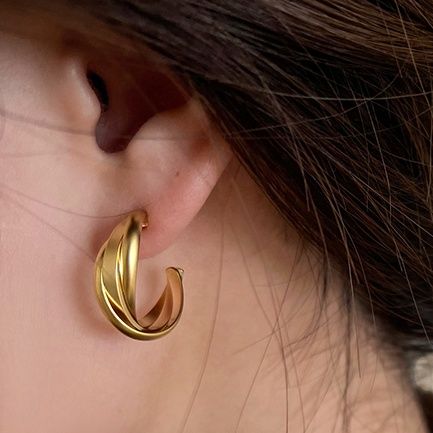 ゴールドアクセサリー ツイストフープ型イヤーカフピアス