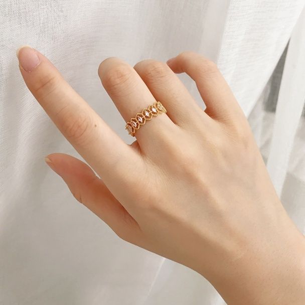 ゴールドアクセサリー 華やかな連鎖模様の重ね付け風指輪