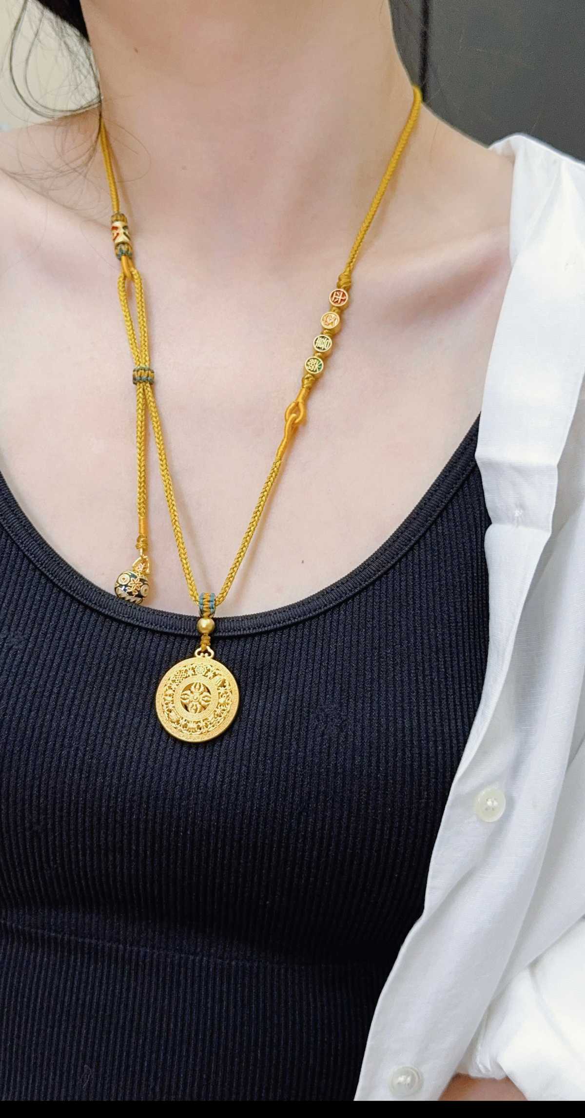 ゴールドネックレスロングで魅せる！あなたのスタイルを格上げするアクセサリー10選