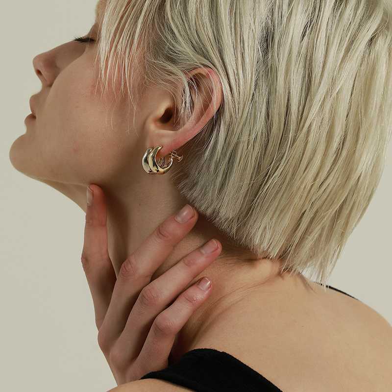 顔周りが華やかになる!大きめゴールドイヤリングで印象アップを叶える5選