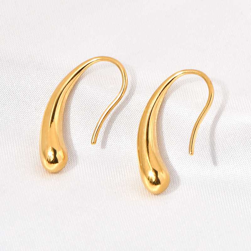 存在感抜群！大きめゴールドピアスで魅力を引き出す5選