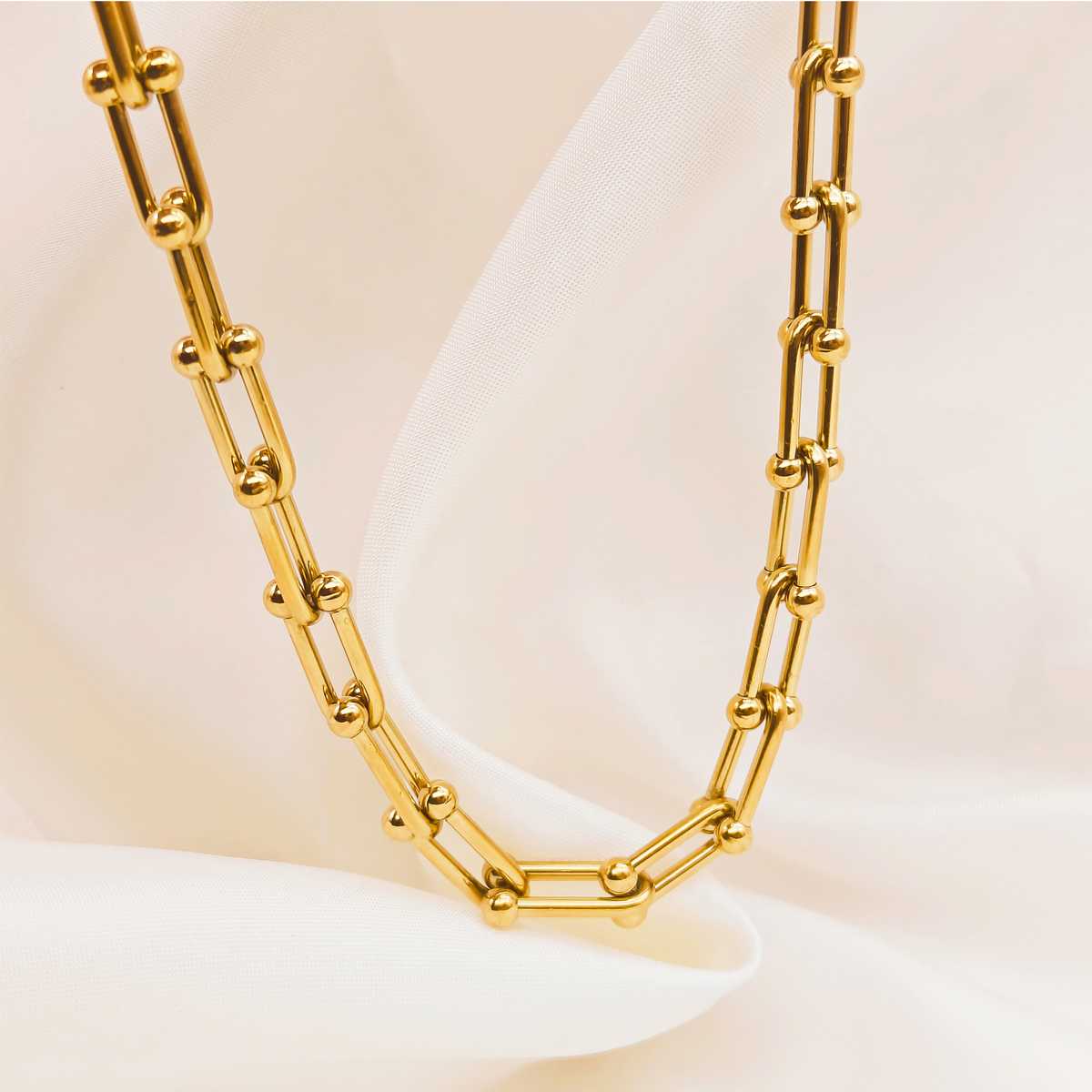 存在感抜群のアクセサリー！大人の華やぎを演出する大ぶりゴールドネックレス5選