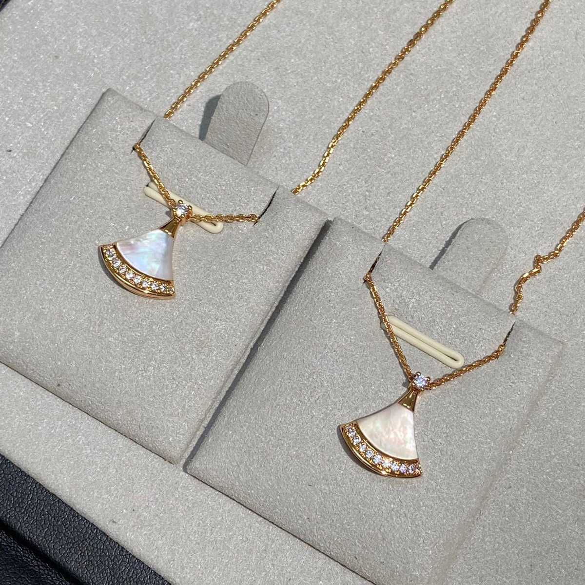 ゴールドアクセサリー レディース 花びらモチーフ タッセルピアス