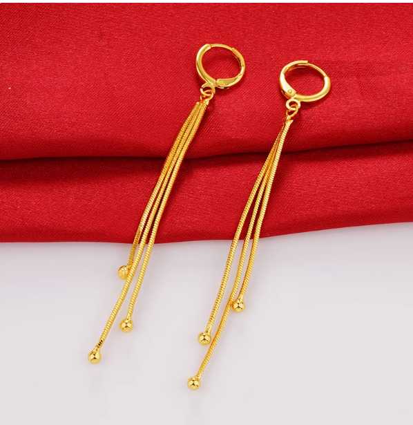 優雅な存在感!大人の女性を彩るゴールド花イヤリング5選