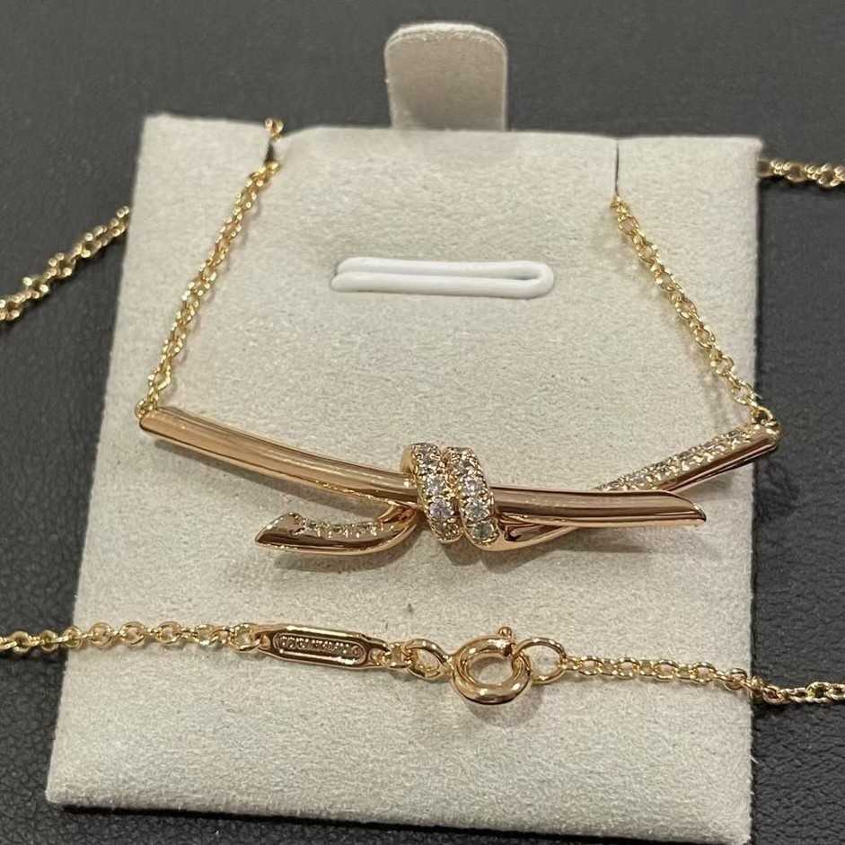 洗練された印象に！スタイルを引き立てる細めのネックレス5選