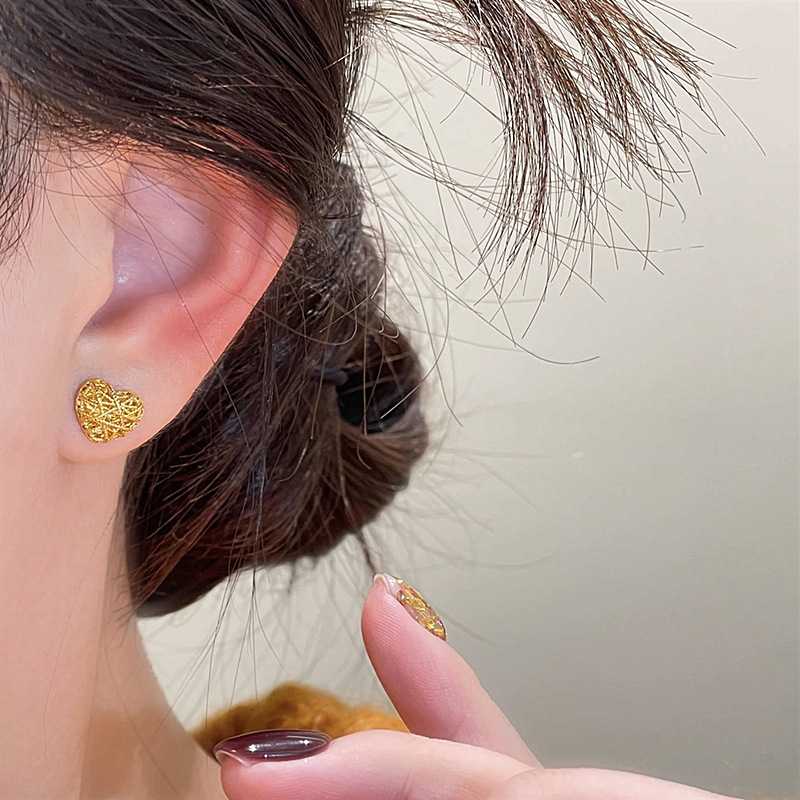 上品な艶めきを楽しむ！大人の女性のためのゴールデン パール ピアス5選