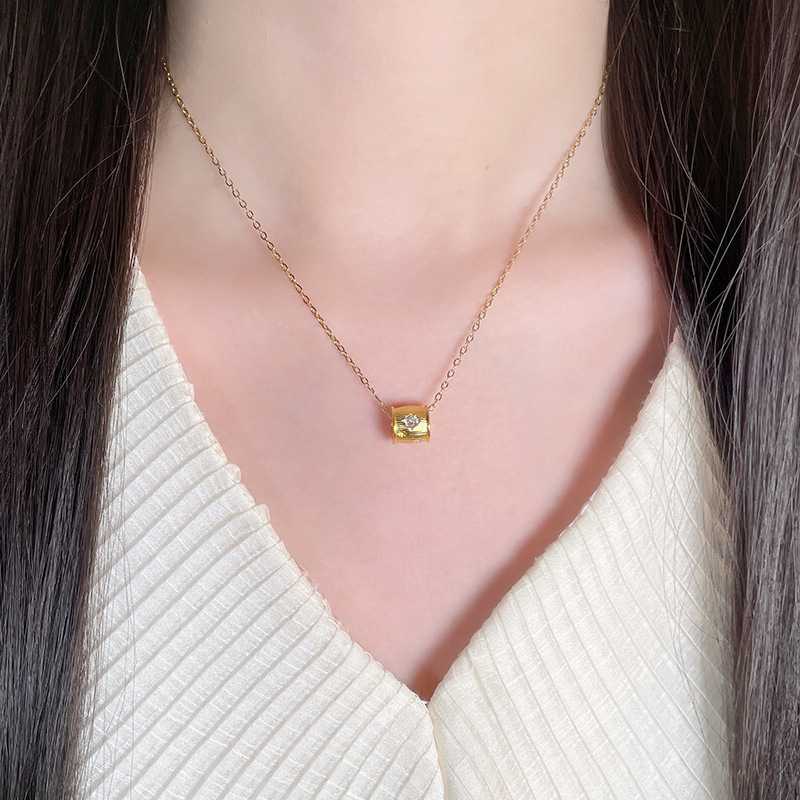 さりげない輝きが魅力!変色しにくいステンレスの金ネックレス5選