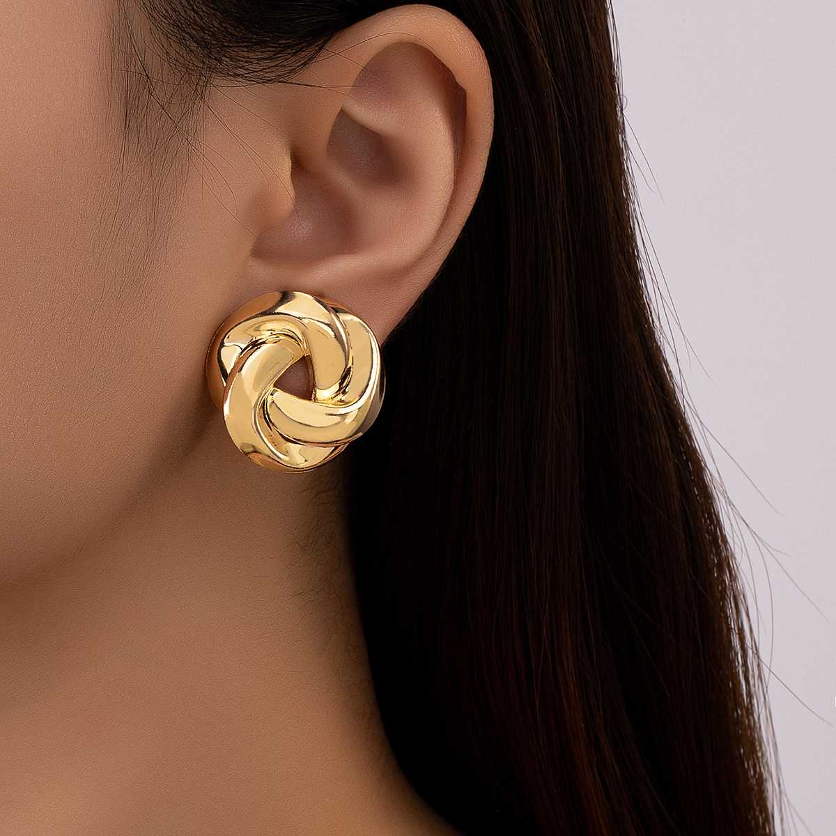 あなたの魅力を引き立てるゴールドピアス5選