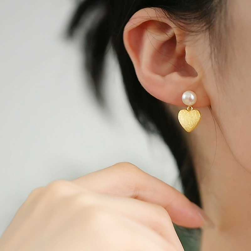 毎日の装いに上品な華やかさを!耳元を美しく彩るローズゴールドピアス5選