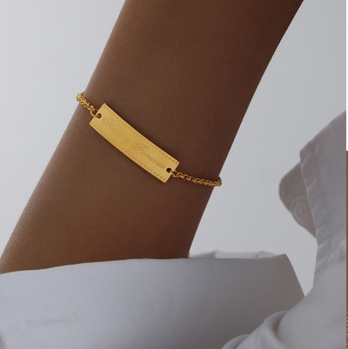 ゴールドアクセサリー 刻印プレート付き繊細チェーンブレスレット