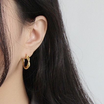 ゴールドアクセサリー ツイスト模様の小ぶりなフープピアス