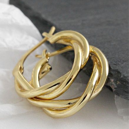 ゴールドアクセサリー ツイスト模様の小ぶりなフープピアス