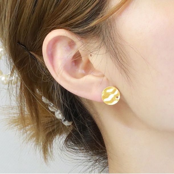ゴールドアクセサリー 波模様が美しい円形スタッドピアス