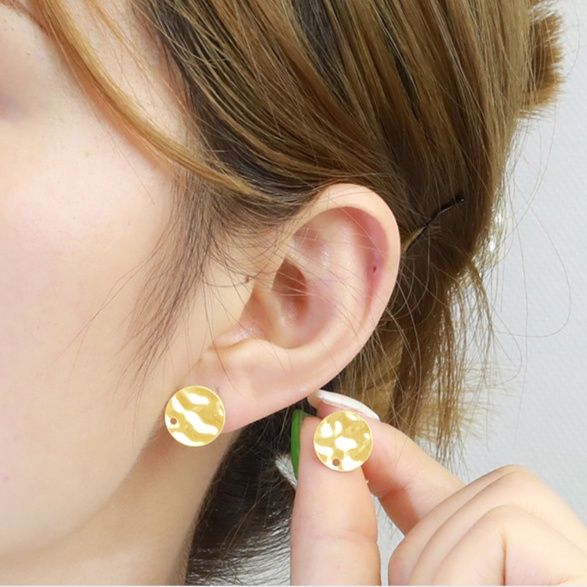 ゴールドアクセサリー 波模様が美しい円形スタッドピアス
