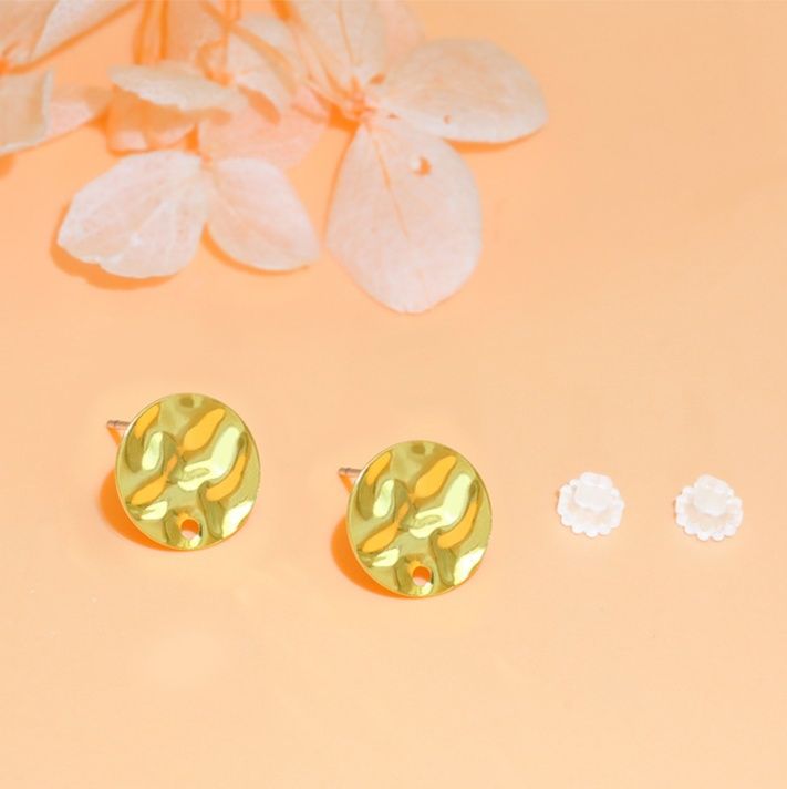 ゴールドアクセサリー 波模様が美しい円形スタッドピアス