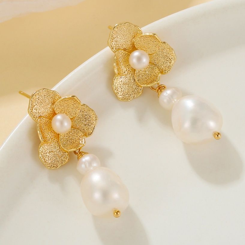 ゴールドアクセサリー 立体的な花モチーフと揺れるパール付きピアス