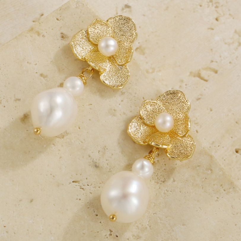 ゴールドアクセサリー 立体的な花モチーフと揺れるパール付きピアス