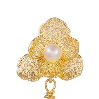 ゴールドアクセサリー 立体的な花モチーフと揺れるパール付きピアス