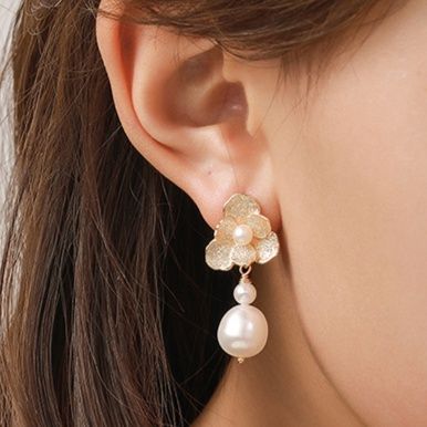 ゴールドアクセサリー 立体的な花モチーフと揺れるパール付きピアス