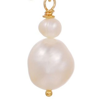 ゴールドアクセサリー 立体的な花モチーフと揺れるパール付きピアス