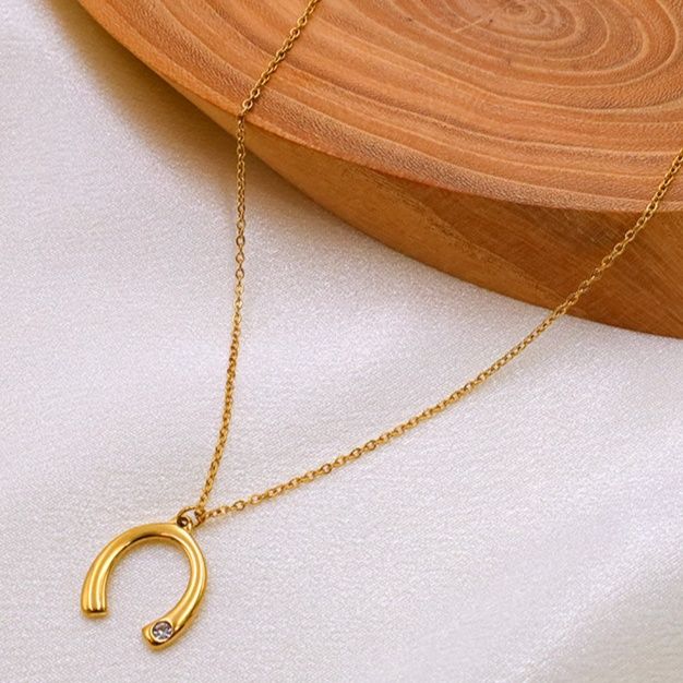 ゴールドアクセサリー 幸運を呼ぶ馬蹄モチーフ一粒石ネックレス