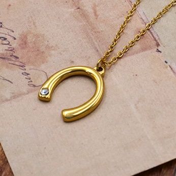 ゴールドアクセサリー 幸運を呼ぶ馬蹄モチーフ一粒石ネックレス