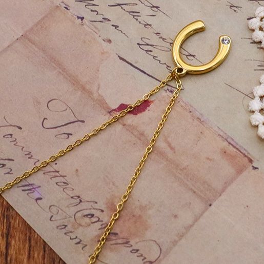 ゴールドアクセサリー 幸運を呼ぶ馬蹄モチーフ一粒石ネックレス