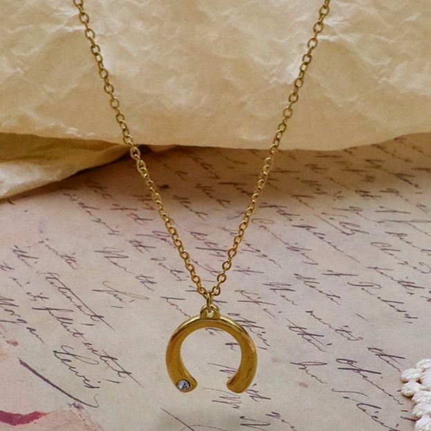 ゴールドアクセサリー 幸運を呼ぶ馬蹄モチーフ一粒石ネックレス