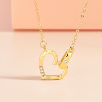 ゴールドアクセサリー 愛の矢が貫くハートモチーフ華奢ネックレス