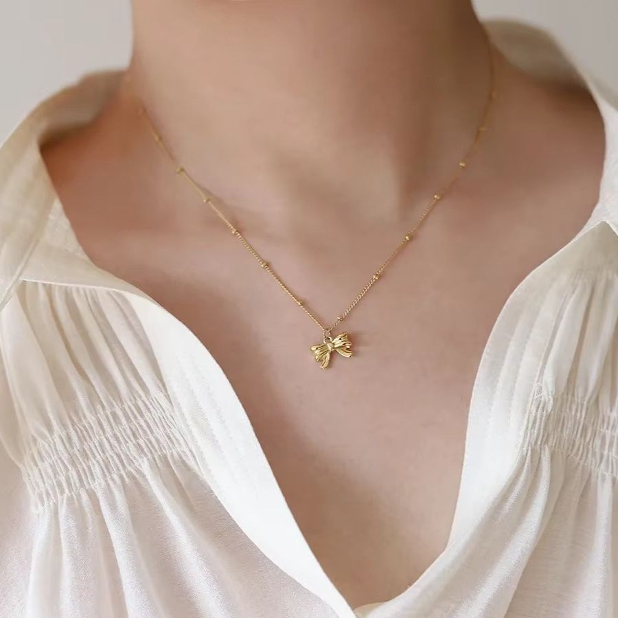ゴールドアクセサリー 立体的な蝶々モチーフの装飾ネックレス