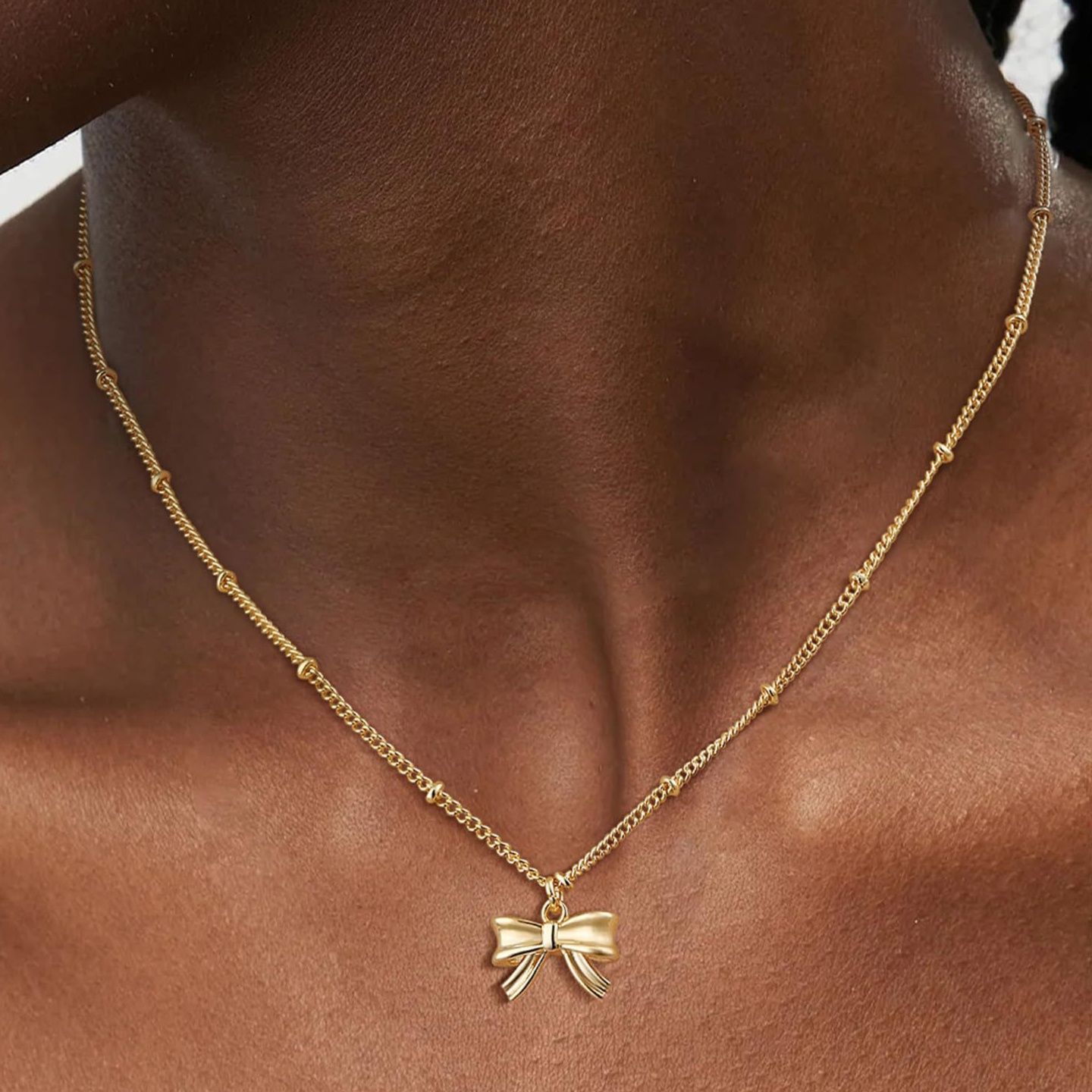 ゴールドアクセサリー 立体的な蝶々モチーフの装飾ネックレス
