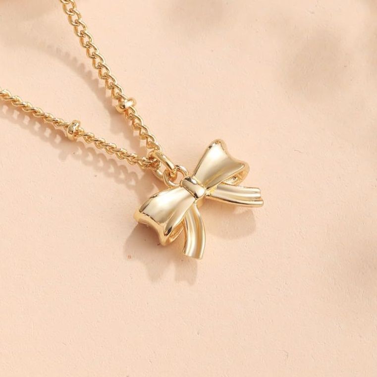 ゴールドアクセサリー 立体的な蝶々モチーフの装飾ネックレス