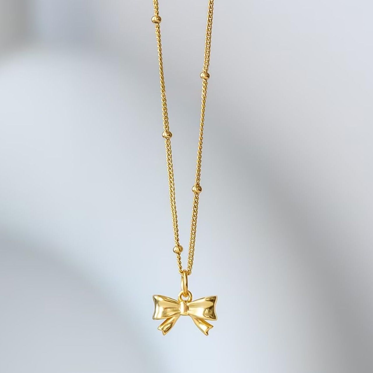 ゴールドアクセサリー 立体的な蝶々モチーフの装飾ネックレス