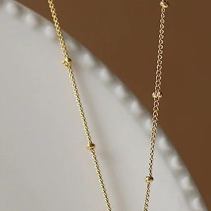 ゴールドアクセサリー 立体的な蝶々モチーフの装飾ネックレス