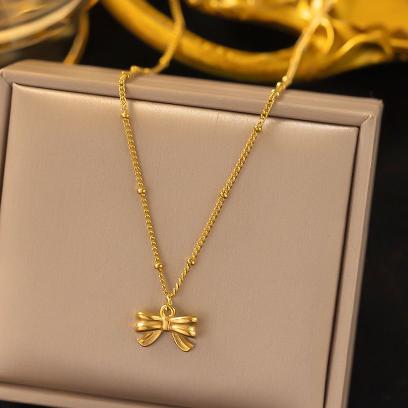 ゴールドアクセサリー 立体的な蝶々モチーフの装飾ネックレス