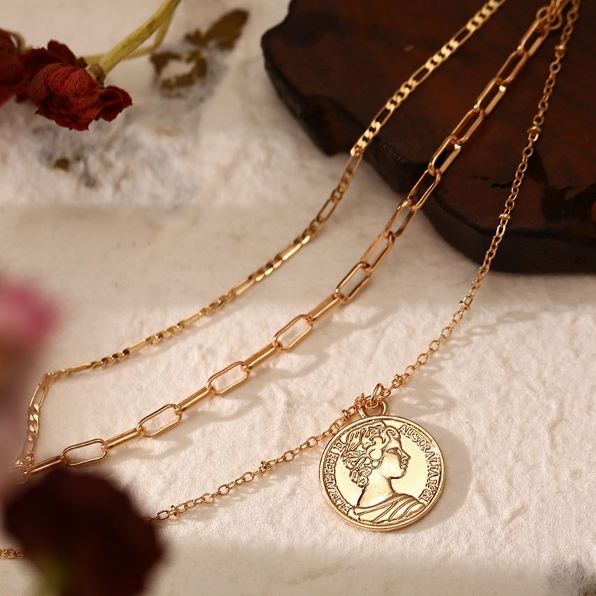 ゴールドアクセサリー 三連チェーン古銭モチーフ重ね付けネックレス