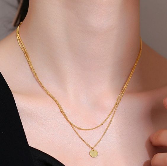 ゴールドアクセサリー 華奢な二連チェーン丸型プレート付きネックレス