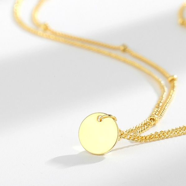 ゴールドアクセサリー 華奢な二連チェーン丸型プレート付きネックレス