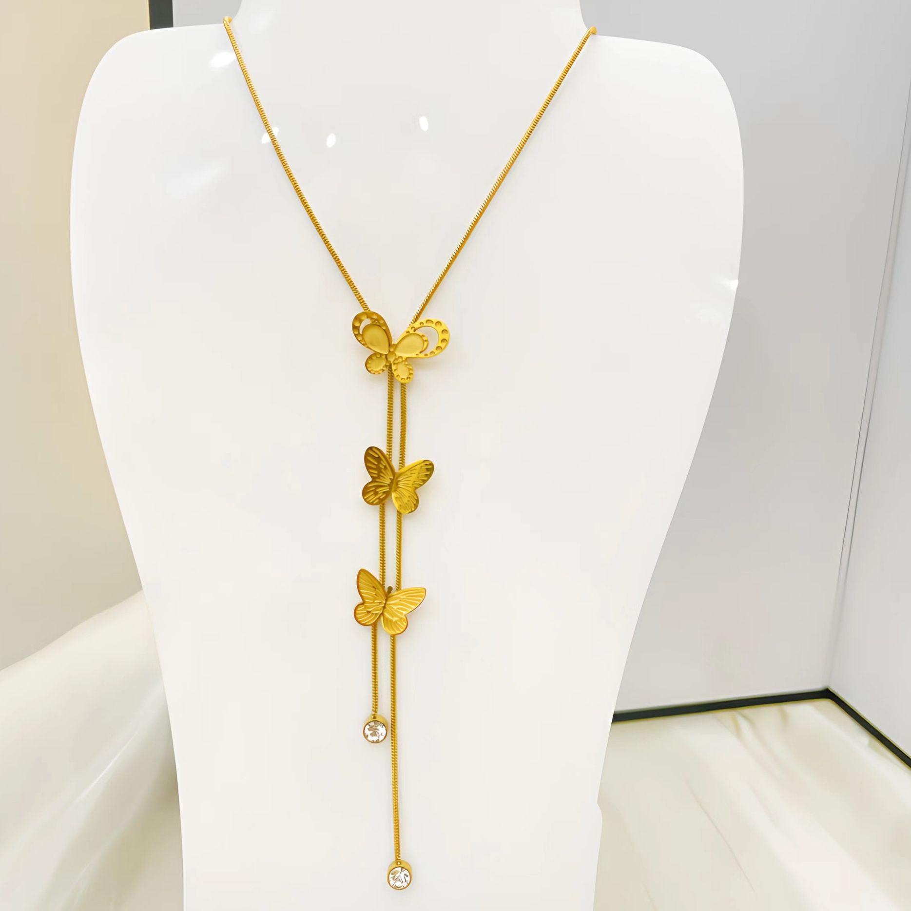 ゴールドアクセサリー 三連蝶モチーフ縦型華やかネックレス
