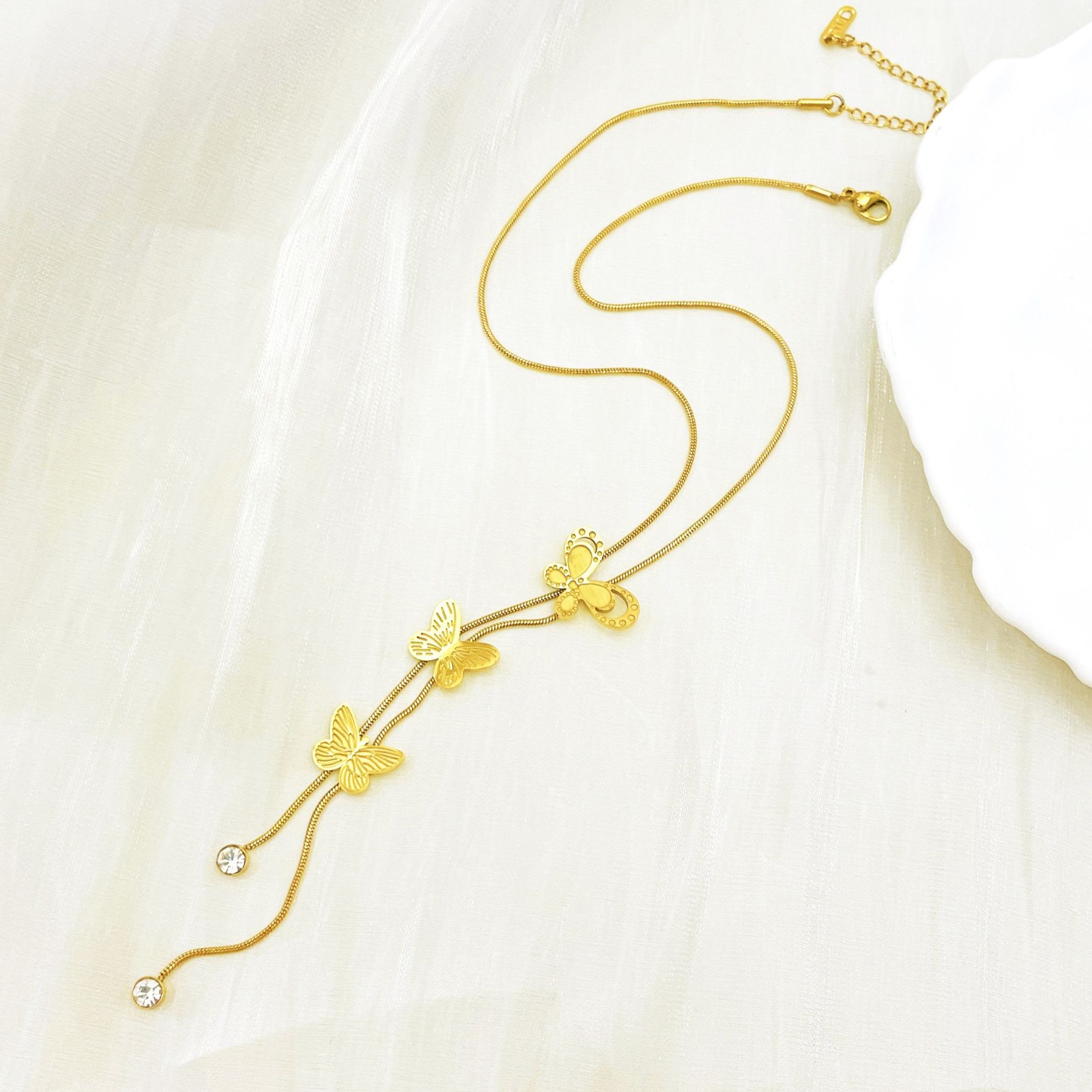 ゴールドアクセサリー 三連蝶モチーフ縦型華やかネックレス